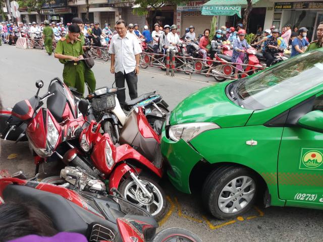 Taxi “đại náo” ở đèn đỏ, nhiều người vứt xe tháo chạy