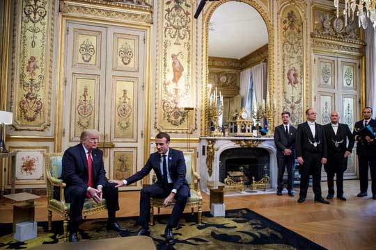 Giải mã phản ứng của ông Trump khi ông Macron vỗ đầu gối - 3