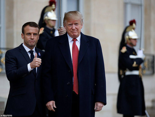 Giải mã phản ứng của ông Trump khi ông Macron vỗ đầu gối - 8