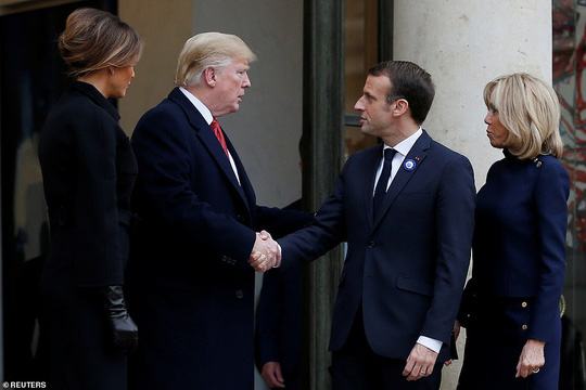 Giải mã phản ứng của ông Trump khi ông Macron vỗ đầu gối - 10