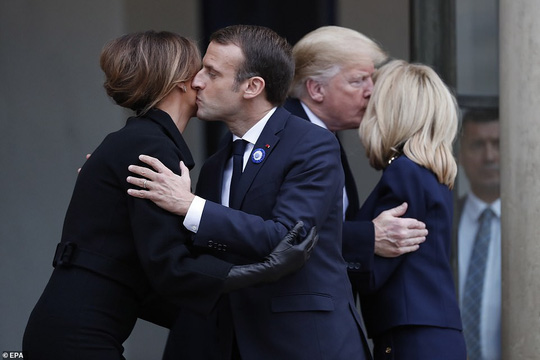 Giải mã phản ứng của ông Trump khi ông Macron vỗ đầu gối - 11