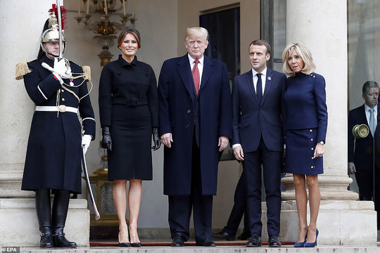 Giải mã phản ứng của ông Trump khi ông Macron vỗ đầu gối - 12