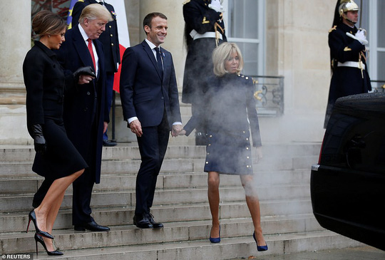 Giải mã phản ứng của ông Trump khi ông Macron vỗ đầu gối - 13