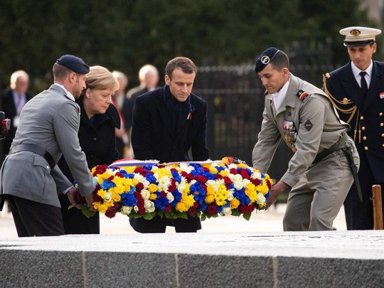 Giải mã phản ứng của ông Trump khi ông Macron vỗ đầu gối - 15