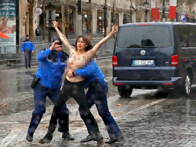 Video: Người phụ nữ ngực trần chặn đoàn xe hộ tống ông Trump ở Paris