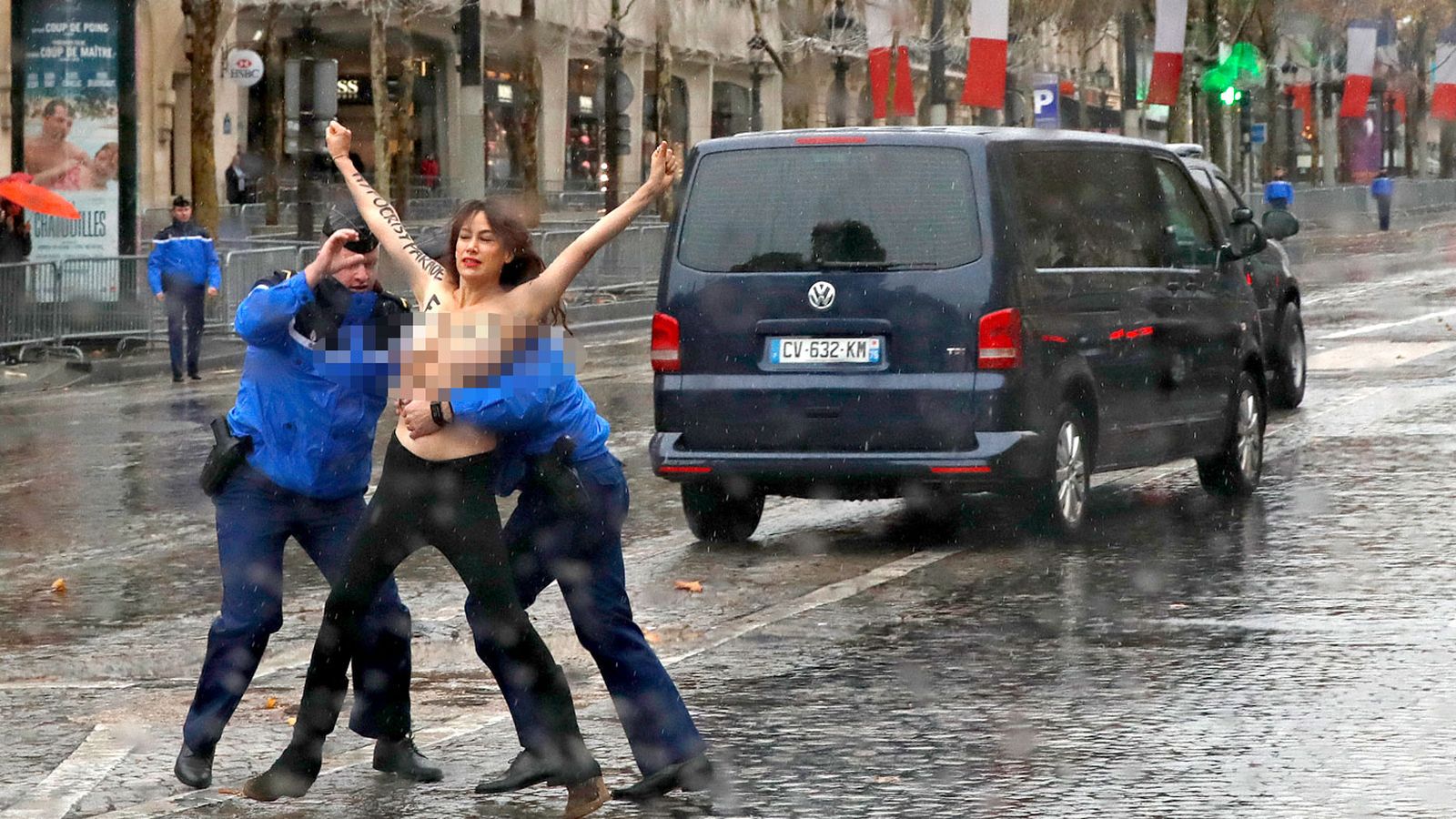 Video: Người phụ nữ ngực trần chặn đoàn xe hộ tống ông Trump ở Paris - 2