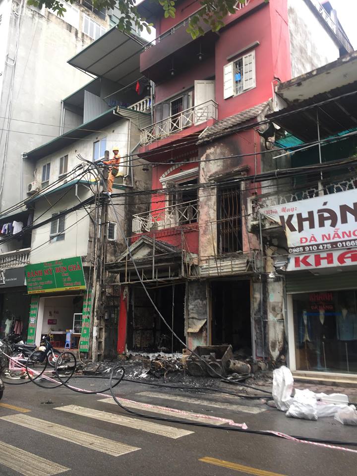 Nhà 4 tầng “phát hỏa” kèm tiếng nổ lớn, 2 người bỏng nặng - 1