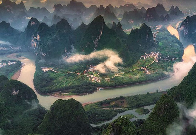 Sông Li uốn khúc quanh những ngọn đồi xanh tốt ở quận Yangshuo.