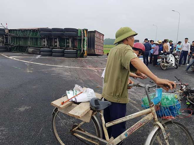 Hà Nội: Xe container lật ngang, hai mẹ con tử vong - 1