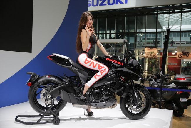 2019 Suzuki Katana được đánh giá đem lại một phiên bản xe đường phố thể thao hơn là một dạng xe chồm lỡ bởi xe có các cản đầy đủ và dường như còn tập trung vào đem lại một phương tiện di chuyển hằng ngày thoải mái cũng như các chuyến dạo chơi cuối tuần mê ly.