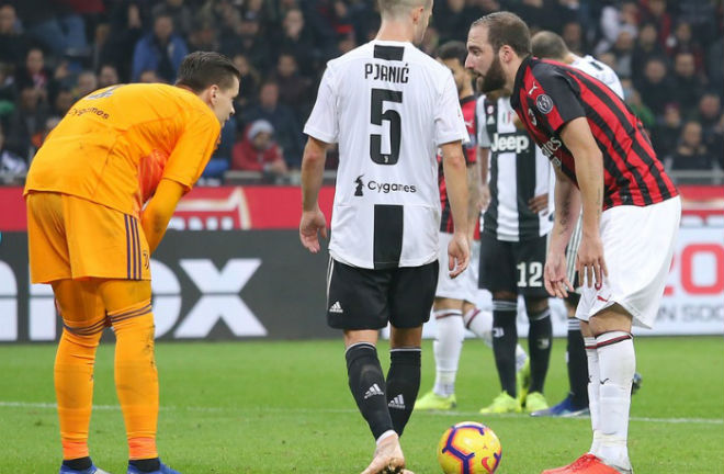 Ronaldo tinh quái đọc vị Higuain: Szczesny bắt 11m &#34;dễ như ăn kẹo&#34; - 3