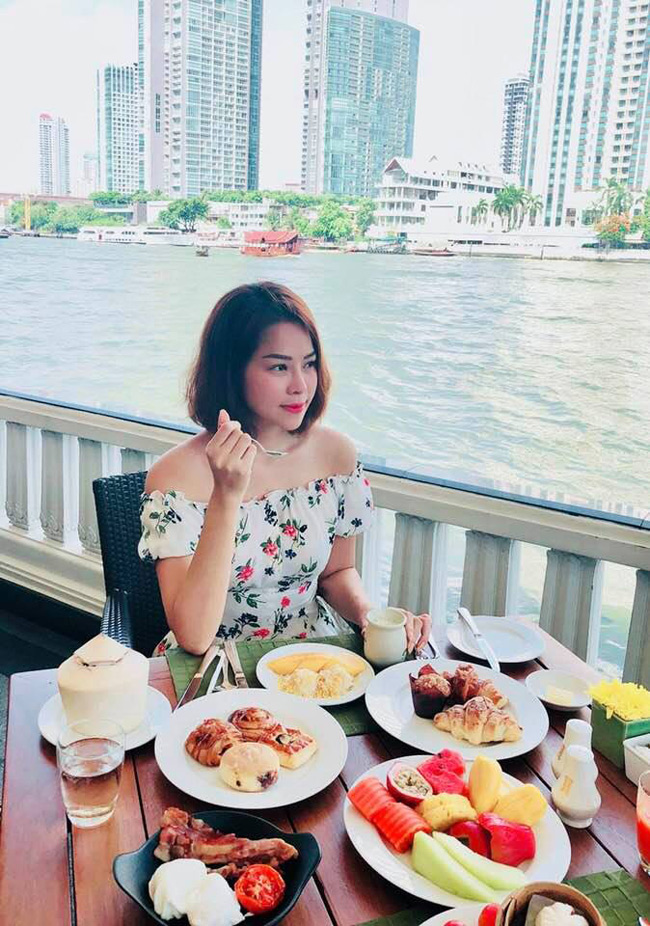 Đầu tháng 6, Lan Phương sớm thức giấc ở nơi xa, tại Mandarin Oriental, Bangkok, Thái Lan. Cô thưởng thức đồ ăn ngon bên nhà hàng ngay cạnh sông có view ngắm trọn vẹn thành phố.