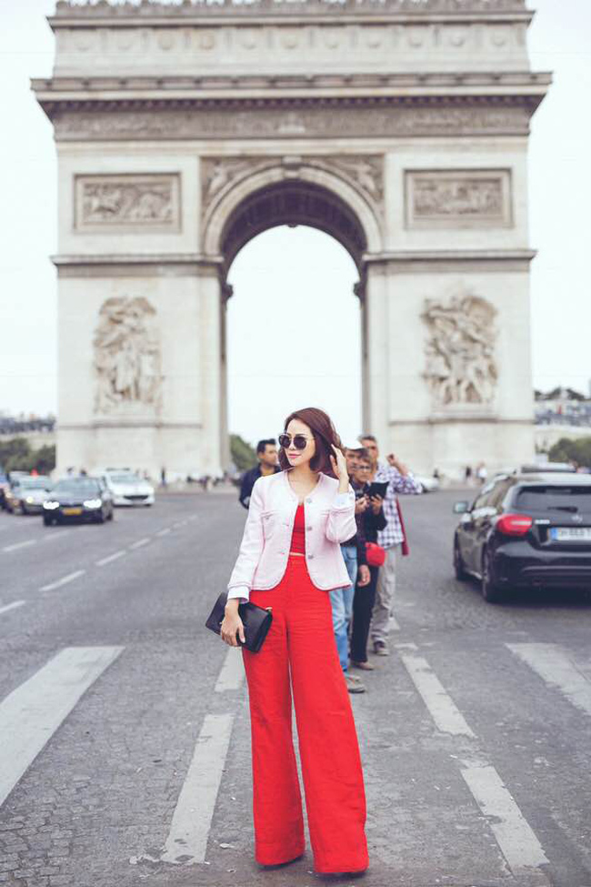 Nữ doanh nhân cũng có chuyến bay sang Paris, Pháp. Thời trang hiện đại giúp cô tôn được vóc dáng thanh mảnh của một người mẫu.