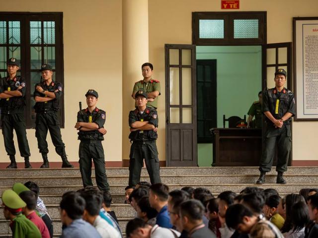 Ảnh: Cảnh sát bảo vệ nghiêm ngặt phiên tòa xét xử “trùm” bài bạc ngàn tỷ