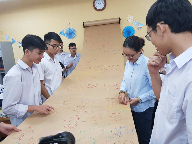 Tò mò với bảng công thức hóa học dài như “Chiếu dời đô” ở Hải Phòng - 4