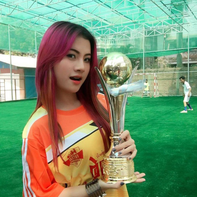 Cô có niềm đam mê bóng đá nên hay ra sân xem trực tiếp. Nhiều cư dân mạng bình luận cô chính là "lá bài may mắn" cho đội tuyển Myanmar năm nay.