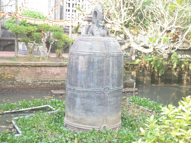 Trụ trì chùa kể về “báu vật” nặng 9 tấn nằm giữa hồ nước ở Nam Định
