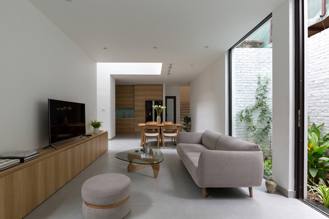 Thiết kế nội thất theo phong cách tối giản, chủ yếu sử dụng các tông màu sáng để tạo cảm giác rộng rãi hơn cho không gian.