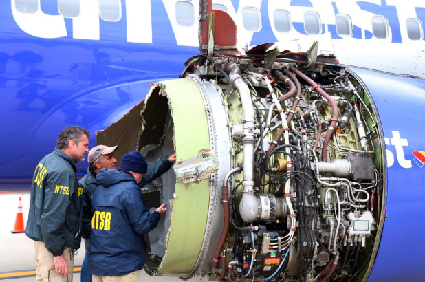 Vụ khách bị hút ra cửa sổ máy bay Mỹ: Tiếp viên kể chi tiết rợn người - 1