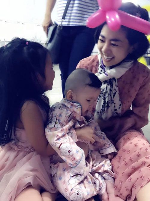Đang điều trị ung thư phổi, Mai Phương vẫn cố gắng đưa con gái đi thăm trẻ mồ côi - 1