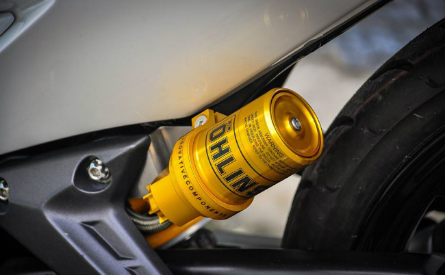 Cận cảnh hệ thống treo Ohlins sau.