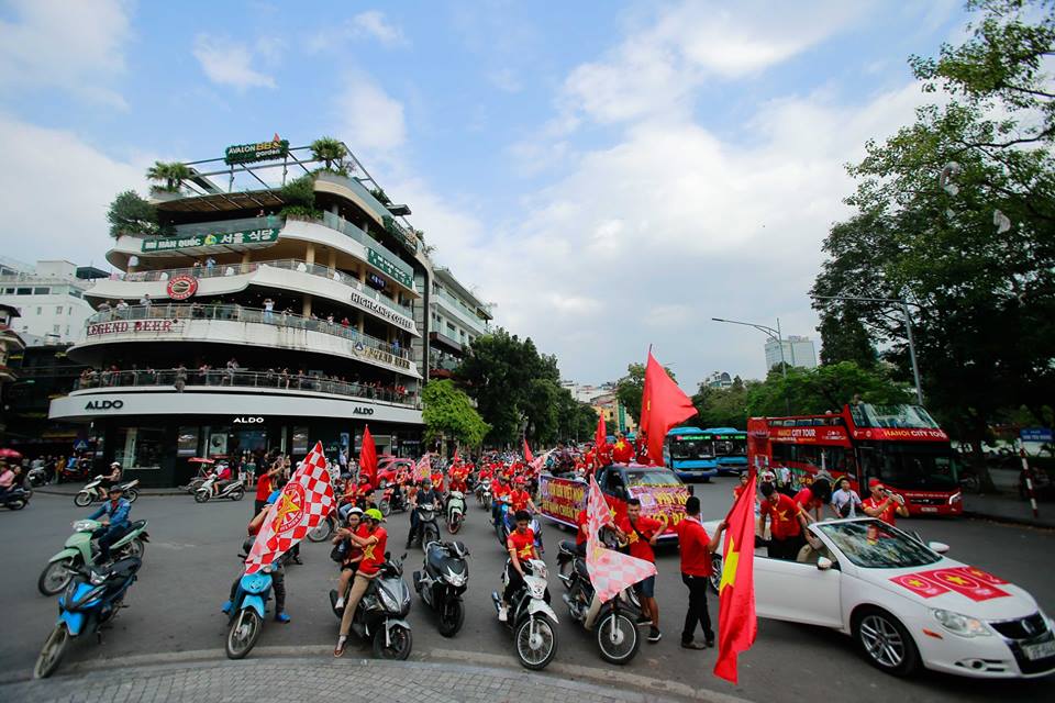 Việt Nam đánh bại Malaysia, CĐV vỡ òa sung sướng - 46