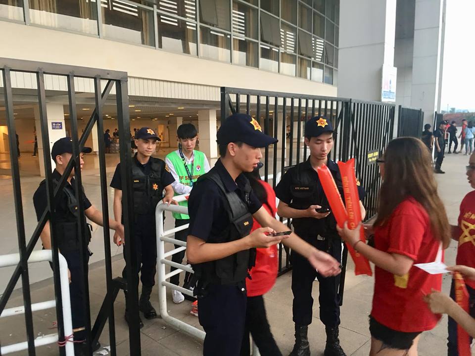 Cảnh sát siết chặt kiểm tra, đưa &#34;cảnh khuyển&#34; tới sân Mỹ Đình làm nhiệm vụ - 1