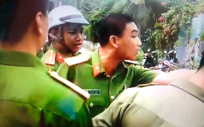 Nóng 24h qua: Xuất hiện clip thiếu tá công an đòi “thích thì cởi đồ, chọn thời gian địa điểm” - 1