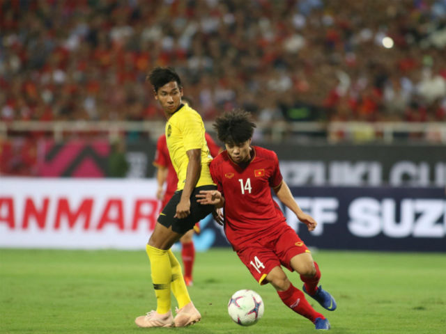 Công Phượng bị cầu thủ Malaysia giật cùi chỏ, trọng tài lờ thẻ đỏ