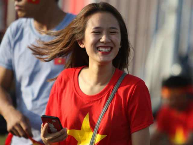 Fan nữ xinh rực đỏ Mỹ Đình tiếp lửa ĐT Việt Nam đấu Malaysia
