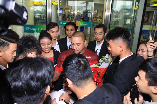 Roberto Carlos &#34;đấu&#34; Công Vinh ở Mỹ Đình cổ vũ Việt Nam - Malaysia - 2