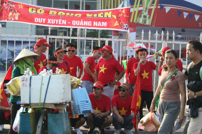 Fan nữ xinh rực đỏ Mỹ Đình tiếp lửa ĐT Việt Nam đấu Malaysia - 1