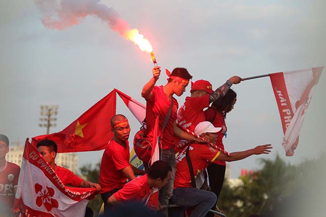 Hình ảnh hot nhất fan Việt: Tưng bừng pháo sáng mở hội VN - Malaysia - 1