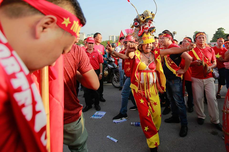 Tạo hình &#34;bá đạo&#34; của CĐV Việt Nam trong trận đại thắng trước Malaysia - 3