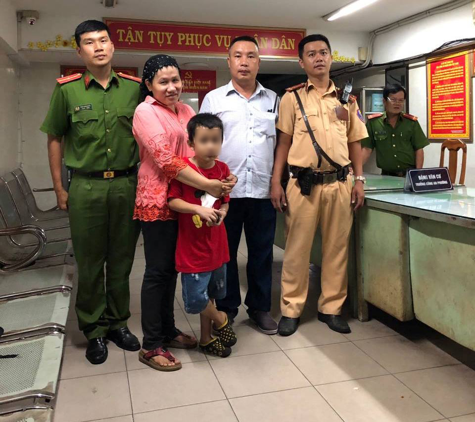 Đi xem “bão” sau khi Việt Nam 2 lần “phá lưới” Malaysia, bé trai 7 tuổi bị lạc mẹ - 1