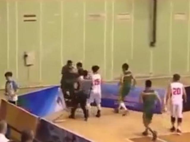 Cầu thủ bóng rổ Cần Thơ đấm thẳng mặt trọng tài
