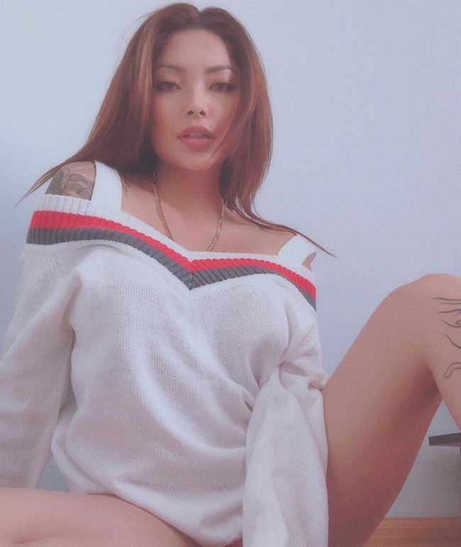 Thân hình phồn thực của Cassie Trinh Võ gợi cảm và có thần thái được ví như "bad girl" tương xứng với rapper Binz.