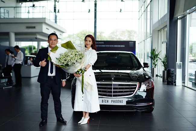 Cũng trong chiều 14.11, ca sĩ Bích Phương tới showroom nhận chiếc xe Mercedes-Benz S450L 2018 mà cô vừa tậu. Chiếc xế có giá hơn 4 tỷ đồng, màu xanh ngọc lục bảo đẹp mắt.