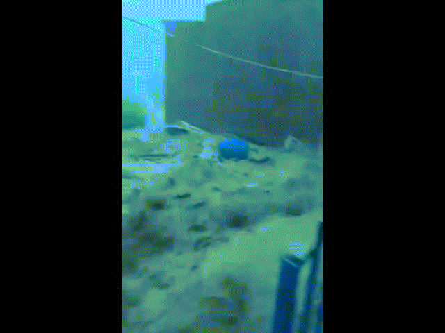 Clip: Nước lũ chảy như “sóng thần” ở Nha Trang