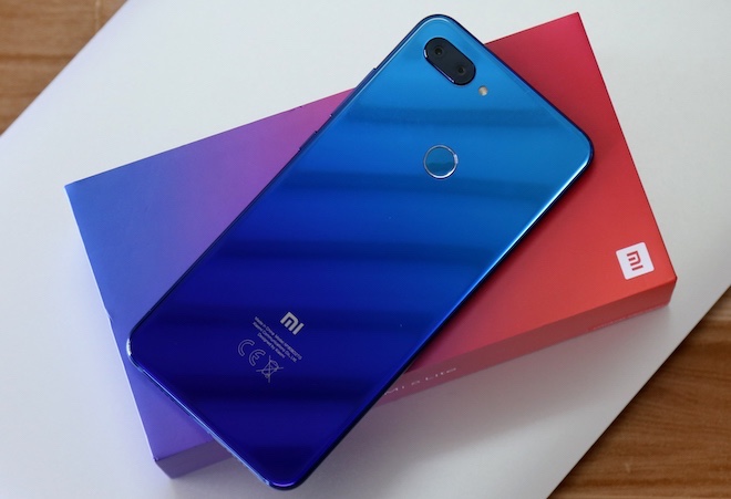 Đánh giá Xiaomi Mi 8 Lite: Mặt lưng chuyển màu, &#34;cày&#34; game khỏe - 1