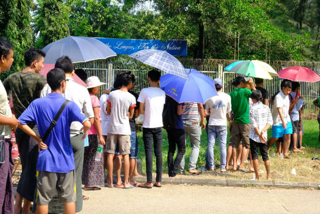 Lại lo CĐV Việt Nam đốt pháo sáng ở Myanmar cổ vũ thầy trò Park Hang Seo - 2