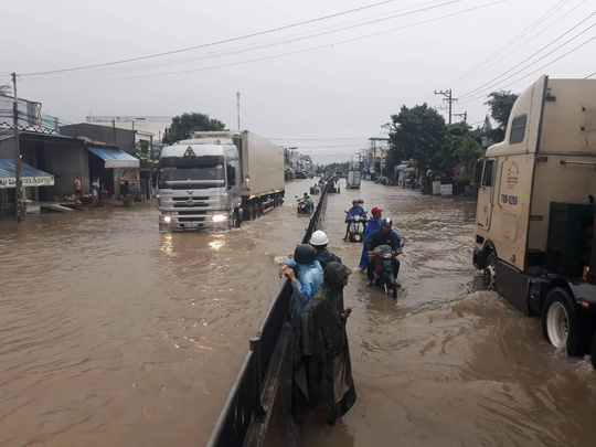 Nha Trang chìm trong biển nước, Quốc lộ 1 tắc nghẽn - 12