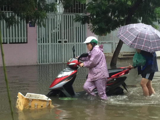 Nha Trang chìm trong biển nước, Quốc lộ 1 tắc nghẽn - 4