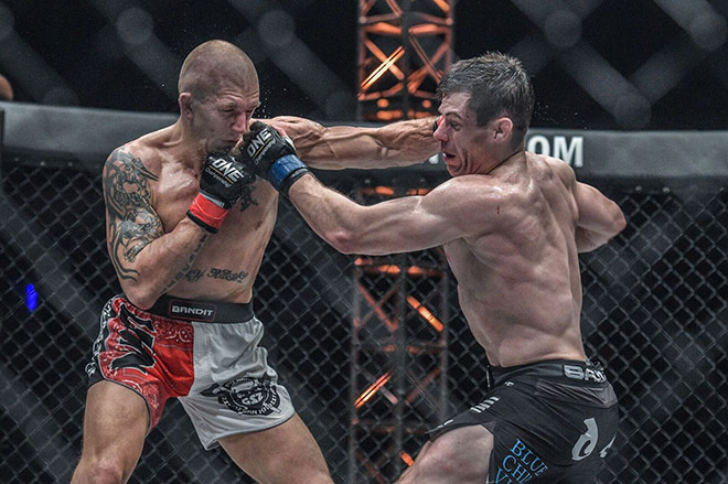 Trận đấu lạ tranh đai MMA thế giới: Kịch tính, hài hước không ngờ - 1