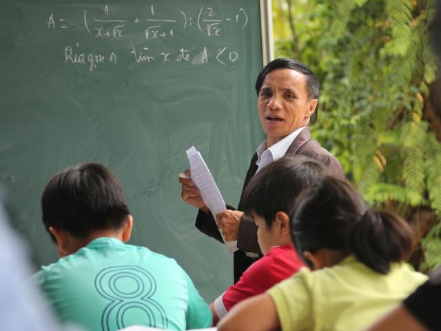 “Thầy giáo” trường làng không bằng cấp đào tạo hàng trăm học sinh nghèo đậu Đại học