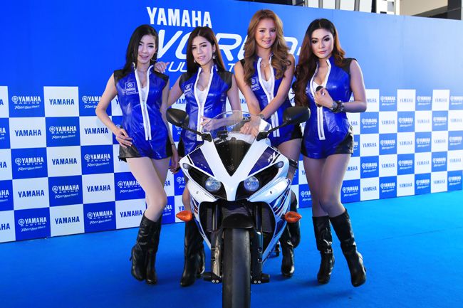 Bộ tứ chân dài cực nóng bủa vây bên xe Yamaha.