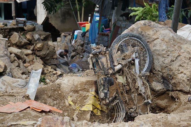 Nước lũ chảy như “sóng thần” ở Nha Trang: “Vợ chồng anh tôi đi mãi không về” - 3