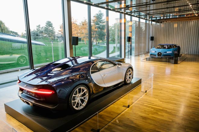 Mô hình lego Bugatti Chiron được trưng bày bên cạnh Bugatti Chiron &#34;thật&#34; - 1