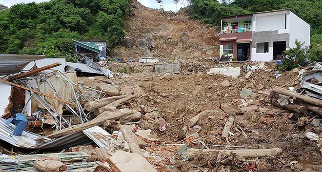 Thương tâm: &#39;Bom nước&#39; cướp 4 người gia đình thầy giáo - 10