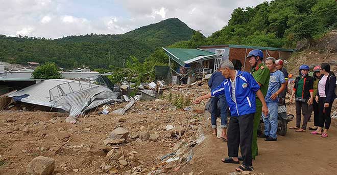 Thương tâm: &#39;Bom nước&#39; cướp 4 người gia đình thầy giáo - 2